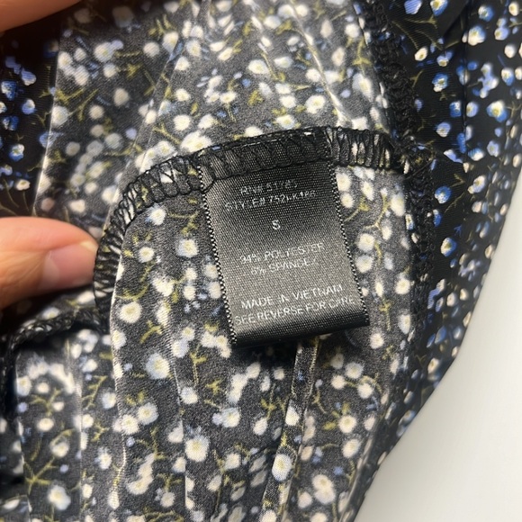 Women’s Sm wrap style top. V-neck. Short sleeve blouse. Floral - Picture 6 of 9